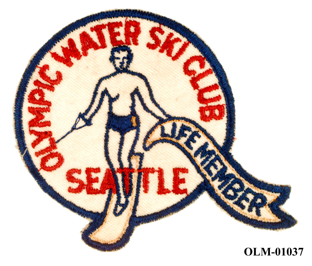 Inneholder 101 merker, pins og  medaljer.
Guttorm Berge tok tilbake samlingen 21.mai 1996.-notert i aksesjonsboken.