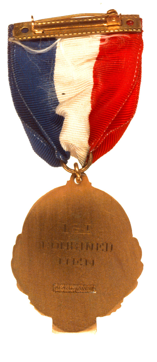 Inneholder 101 merker, pins og  medaljer.
Guttorm Berge tok tilbake samlingen 21.mai 1996.-notert i aksesjonsboken.