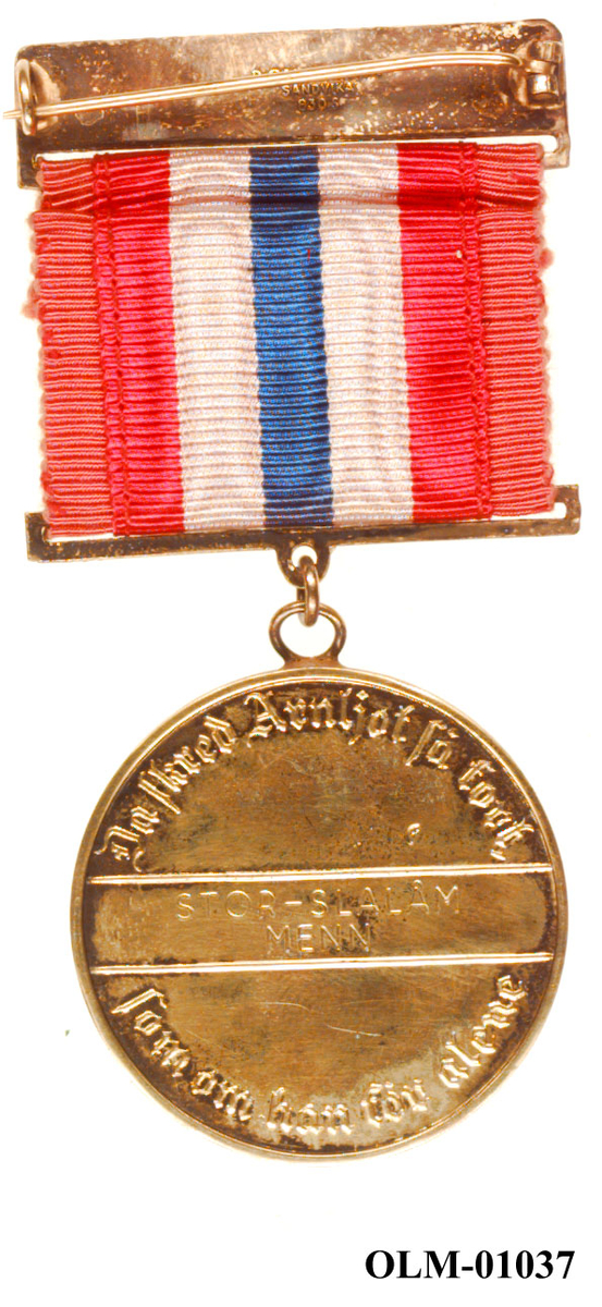 Inneholder 101 merker, pins og  medaljer.
Guttorm Berge tok tilbake samlingen 21.mai 1996.-notert i aksesjonsboken.