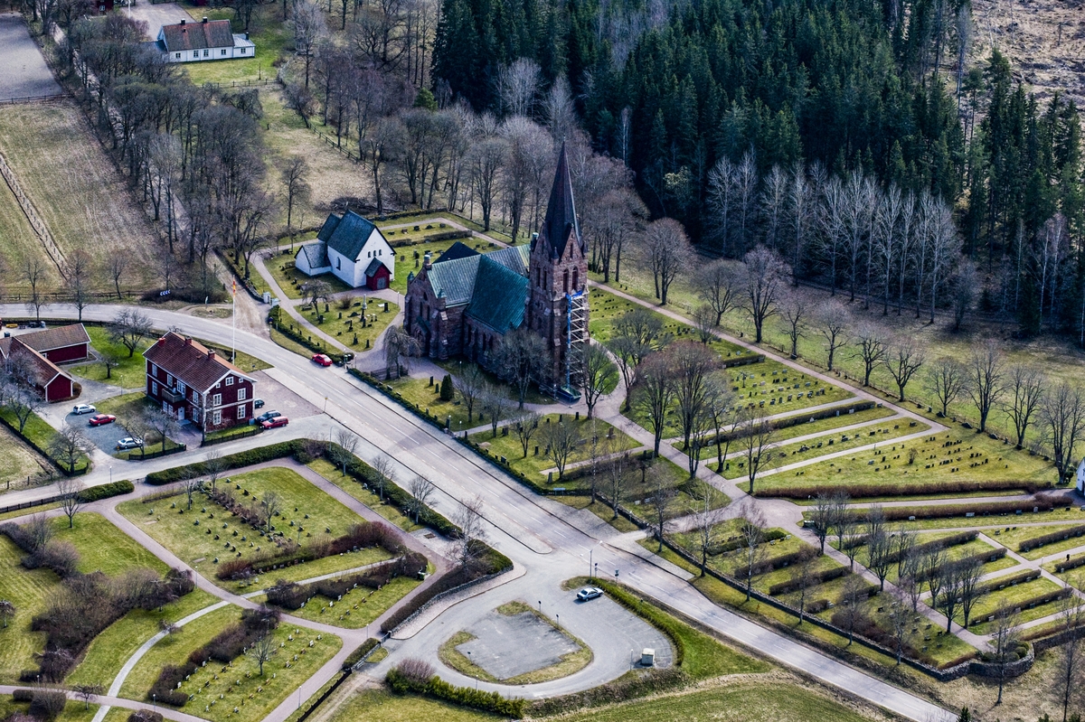 Flygfoto över Norra Solberga kyrka i Nässjö kommun.