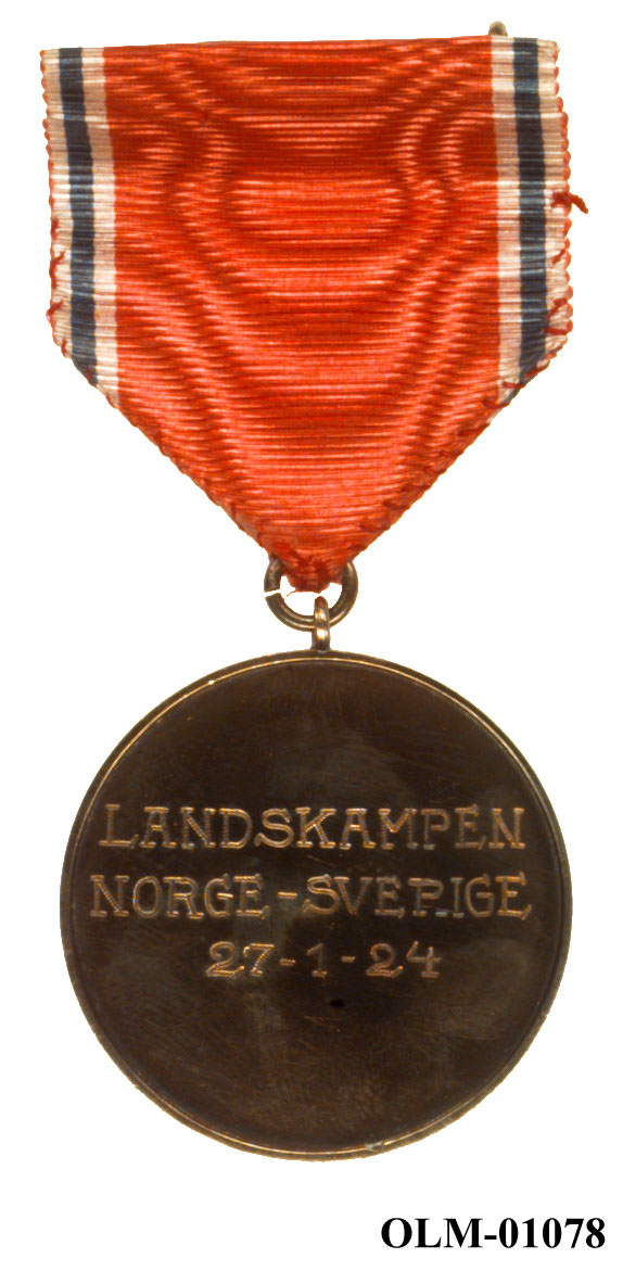 32 forskjellige medaljer og merker i ramme.
Bilde 7 er deltdagermerke fra Amsterdam 1928.
Bilde 18 og 19 er deltagermedalje fra Amsterdam 1928.
Bilde 20 og 21 er sølvmedaljen fra Antwerpen 1920.
Bilde 26 og 27 av bronsemedaljen fra Paris 1924.
Bilde 39 og 40 minnemedaljen fra Antwerpen 1920.