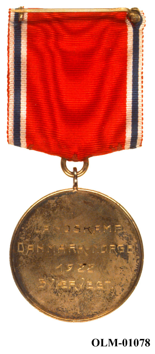 32 forskjellige medaljer og merker i ramme.
Bilde 7 er deltdagermerke fra Amsterdam 1928.
Bilde 18 og 19 er deltagermedalje fra Amsterdam 1928.
Bilde 20 og 21 er sølvmedaljen fra Antwerpen 1920.
Bilde 26 og 27 av bronsemedaljen fra Paris 1924.
Bilde 39 og 40 minnemedaljen fra Antwerpen 1920.