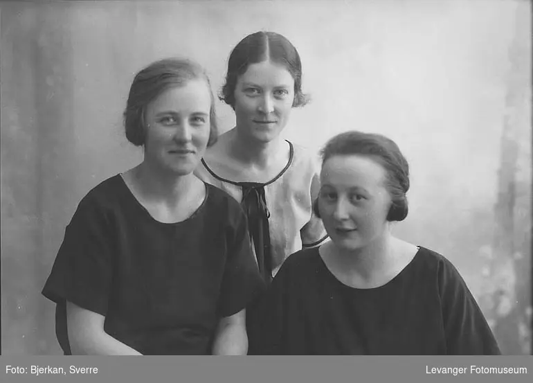 Gruppebilde av tre kvinner. En av dem heter Anna Loe