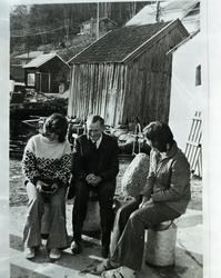 mann jenter kai hus melkespann