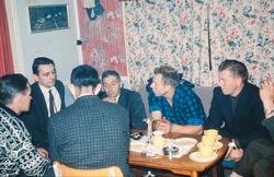 menneske bord mat interiør