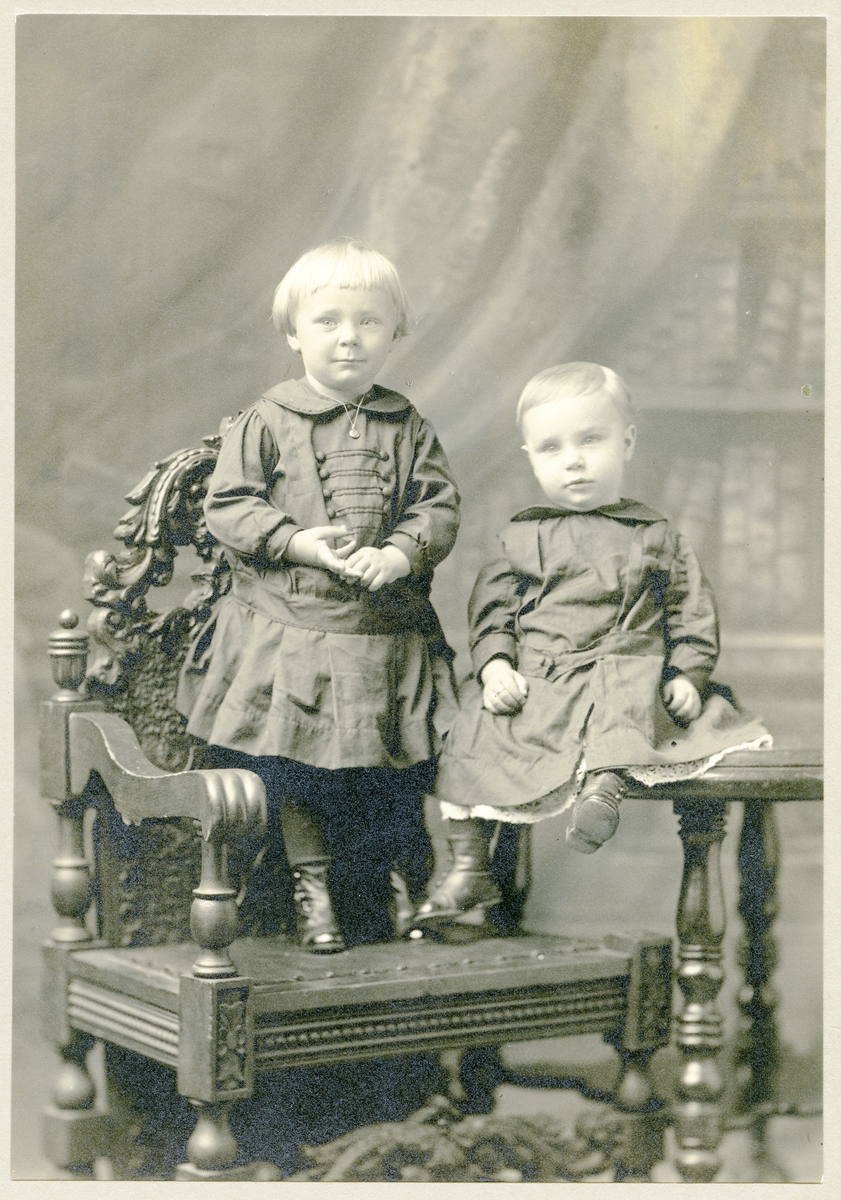 Portrett av to små barn.