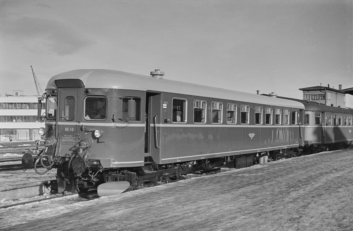 Motorvogntog på Trondheim stasjon. Fremst i toget nyrevidert dieselmotorvogn BM 86F 10.