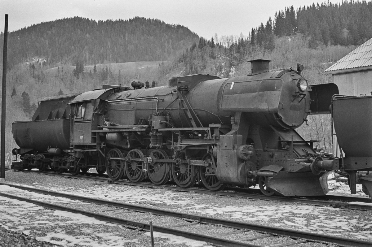 Hensatt damplokomotiv type 63a nr. 1107 på Støren stasjon.