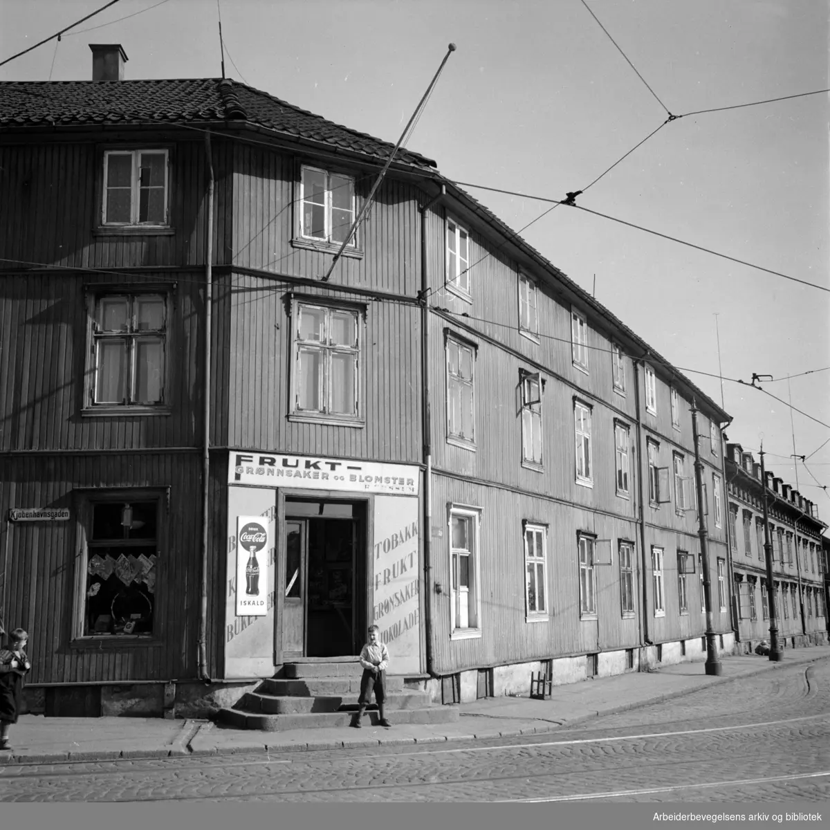 Verksgata 35, på hjørnet av Københavngata. April 1952