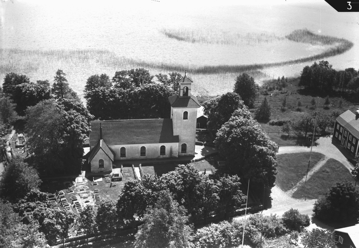 Flygfoto över Ramkvilla kyrka i Vetlanda kommun. Nr. D. 2044