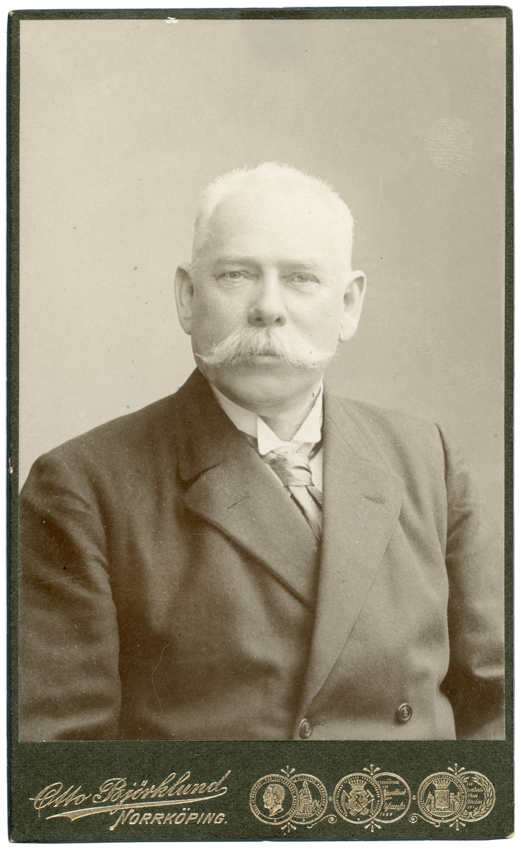 Porträtt av Carl Reimers. Glasgravör vid Reijmyre glasbruk. Gift 1880 med Albertina Carolina Lindroth.