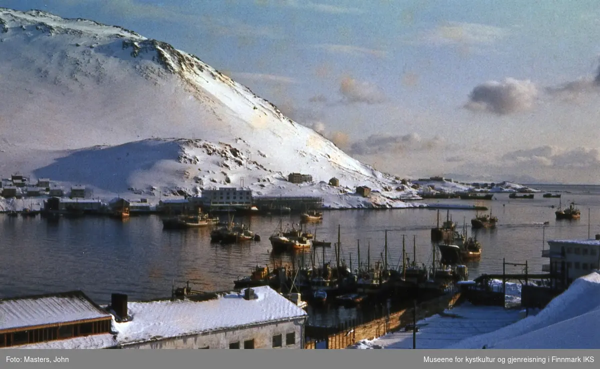 Honningsvåg, Storbukt. Bilde tatt fra fabrikkanlegget SIFI (Sild og Fiskeindustri A/S) mot FINOTRO (Finnmark & Nordtroms Fiskeindustri) og Honningsvåg. 1962/63.