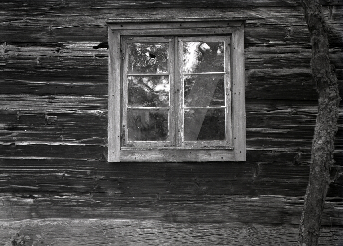 Fönster i västra gavelväggen, nedre våningen. Första bilden från positiv, andra från negativ.