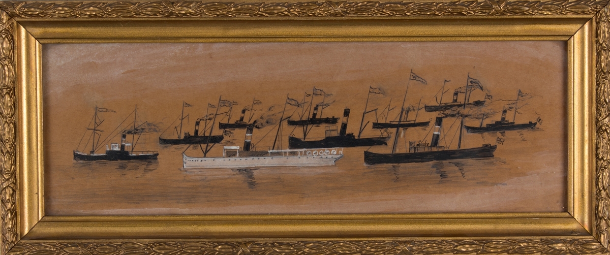 Flerskipsbilde av dampskip tilh. Vesteraalens Dampskibsselskab under fart. Til sammen ni skip med sort skrog og ett skip med hvitt skrog.