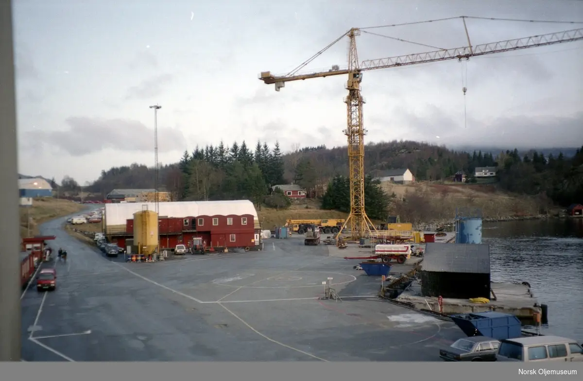 Draugen er under bygging i Yrkjefjorden i Vats.  Landanlegg med arbeidsbrakker og lager på kaien.