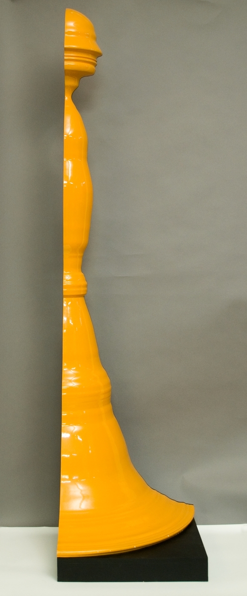 Manshög skulptur i gjuten och lackad plast. En kvarts tvärsnitt av en rundfigur, en gående man som är konstnären själv i naturlig storlek. Ett snitt är gult, det andra vitt, utsidan gul. Lindbloms "Sinnebilder" ställdes för första gången ut på Biennalen i Venedig 1968 men kom aldrig att visas då den svenska paviljongen stängdes. Första vernissagen ägde istället rum på Gävle museum i september 1968, tillsammans med Arne Jones. Utställningen hade namnet En bit av Biennalen, och arrangerades av NUNSKU, Nämnden för utställning av nutida konst i utlandet.