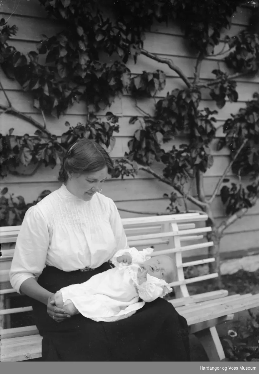 Marta Flaten med eldste sonen Johan, (eller Birgit Vangen med barn)