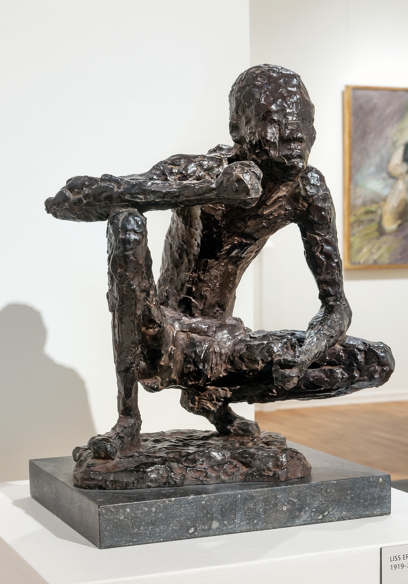 Skulptur av Liss Eriksson, brons. På huk sittande svart boxare. Framåtriktade armar. Monterad vid stenplatta. Utförd i cire perdue hos Valsuani, Paris 1950.