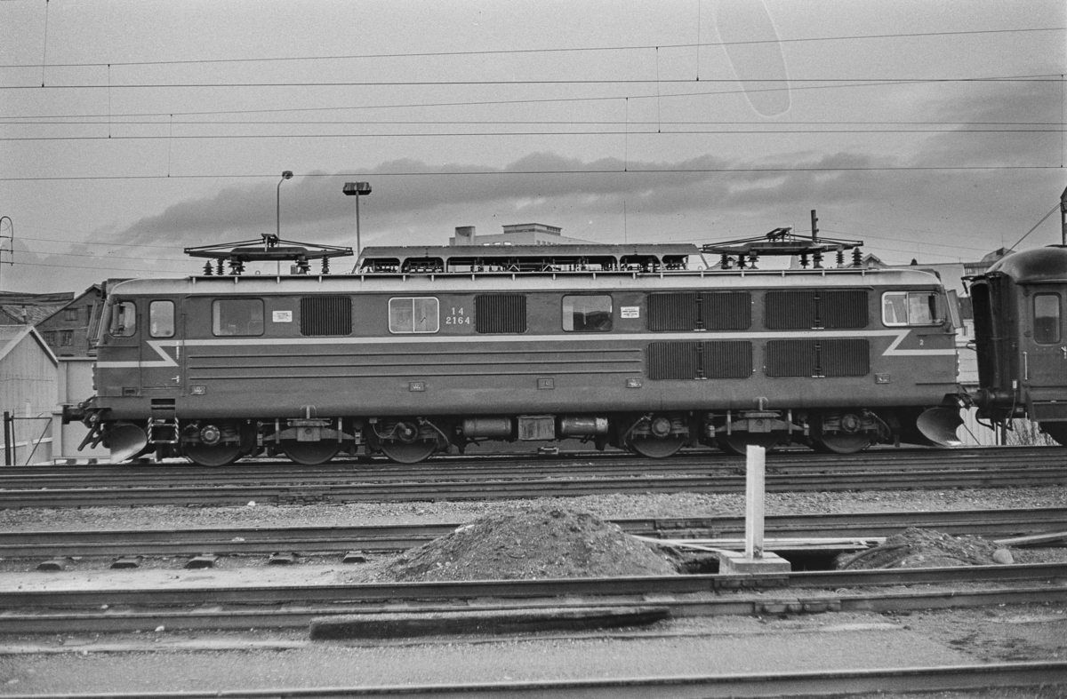 Elektrisk lokomotiv type El 14 nr. 2164. Lokomotivet var kjørt til Trondheim kort før åpningen av Dovrebanen for elektrisk drift.