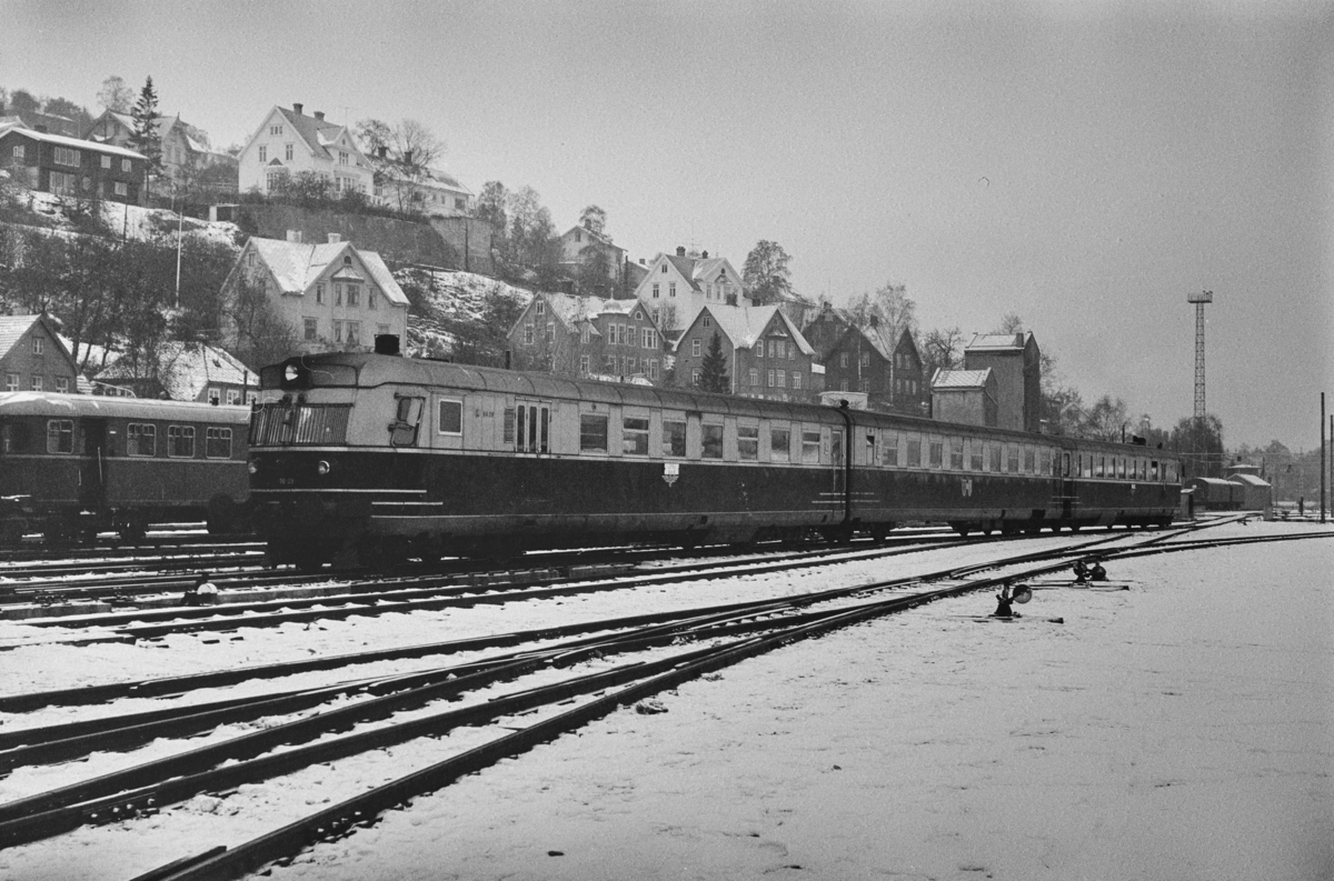 Dieselmotorvognsett type 88, nærmest BFmdo 88.09, på Marienborg. Togsettet står klart for en av sine siste turer til Oslo Ø over Rørosbanen.