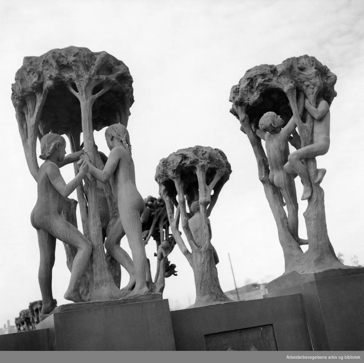 Vigelandsanlegget. Skulpturer av Gustav Vigeland. April 1950