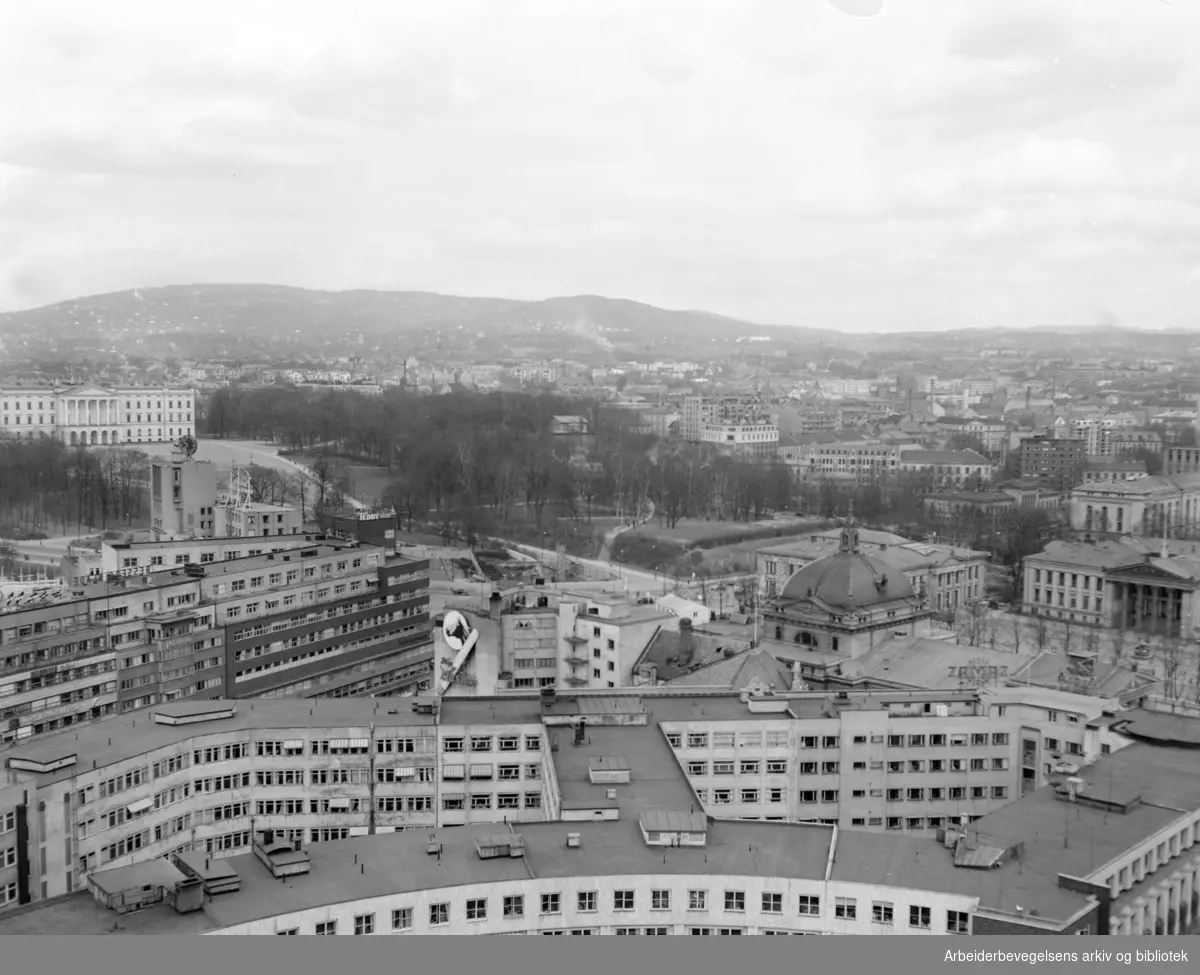 Vika. Utsikt fra Rådhuset. April 1956