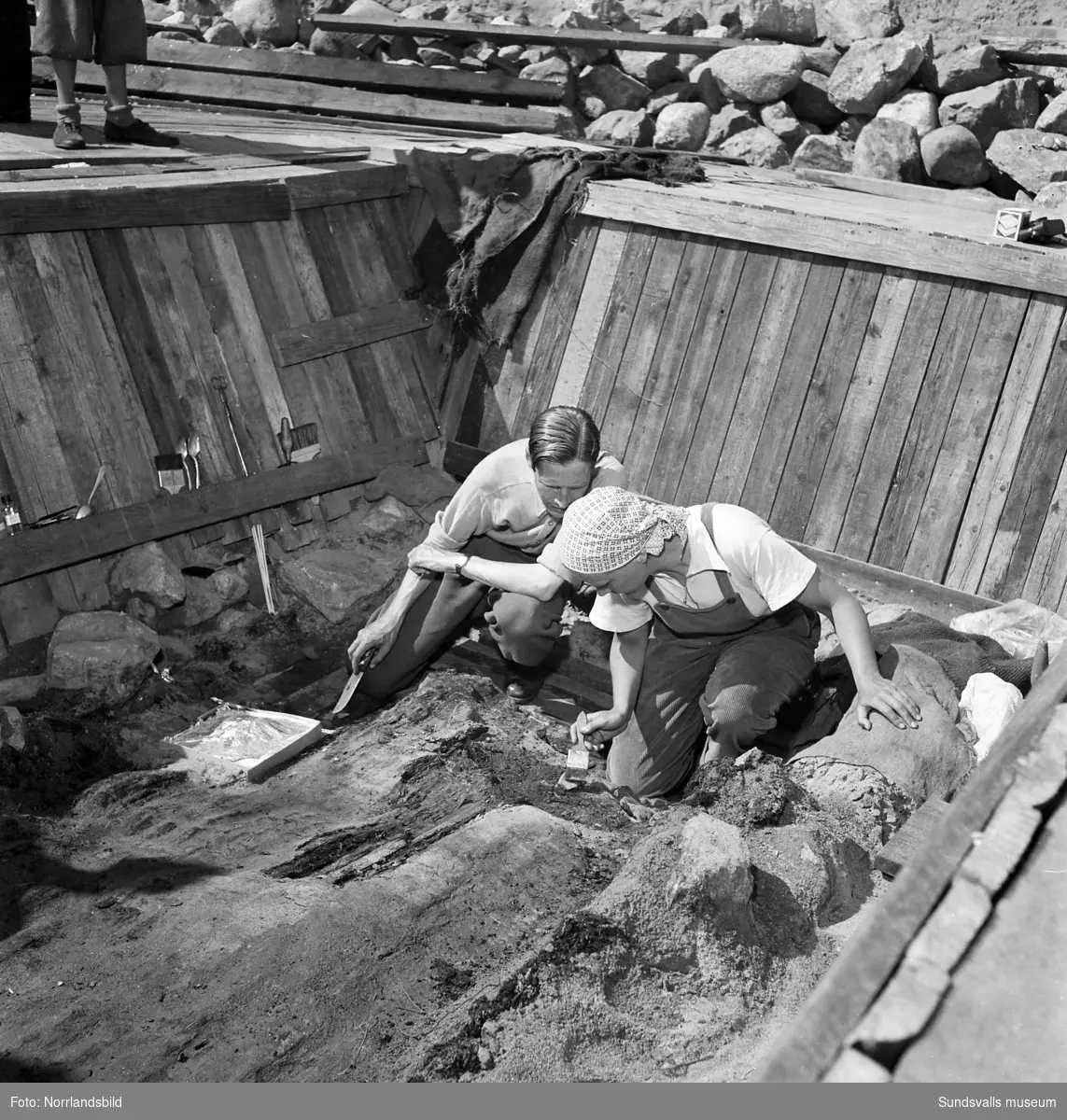 Utgrävningarna av hög 2 vid Högoms gravfält. Dagmar Selling och Sverker Jansson ledde utgrävningarna.