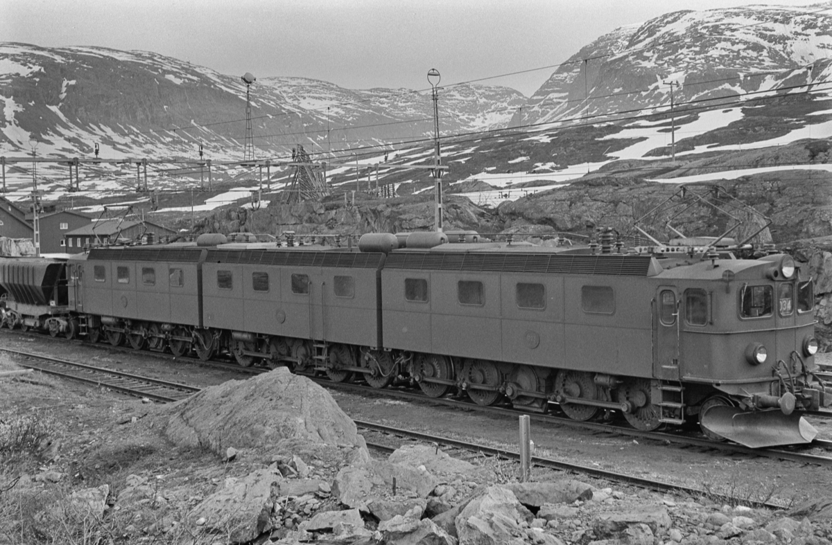 Malmtogslokomotiv type DM3 nr. 1223-1241-1222 med malmtog på Vassijaure stasjon.