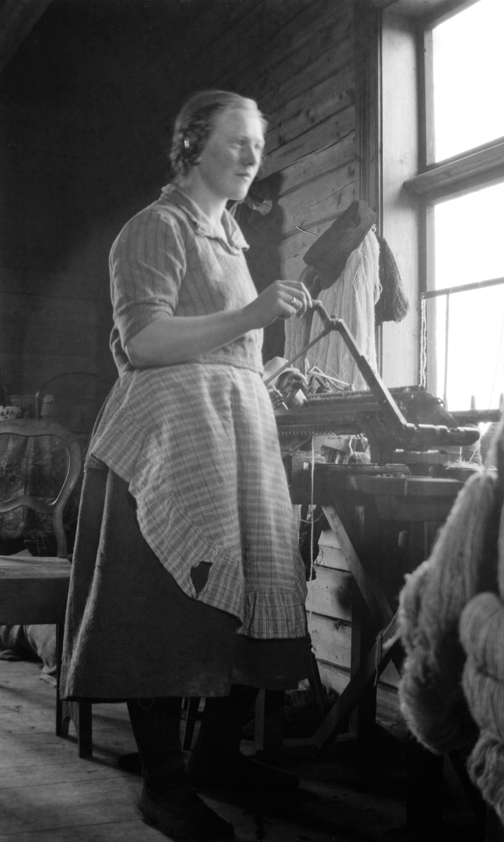 Kvinne med strikkemaskin.