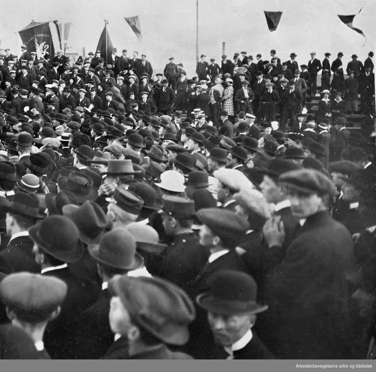 1. mai 1915 på Bislett stadion. I alt var 30.000 mennesker samlet på Bislett stadion, 15.000 av disse hadde deltatt i 1. mai toget. Dagen var preget av antimilitaristiske paroler og protester mot voldgiftsloven.