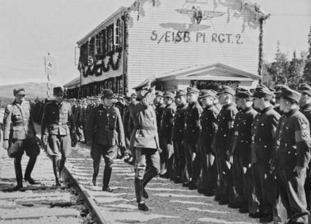 Åpning av Majavatn stasjon 11.07.1940
Tysk militær gjør honør til soldater.
