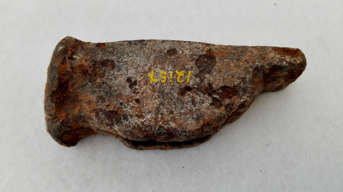 1 Klinkhammer.

Liten klinkhammer med profilert övre kant. Gammel type. Fundet ved utgravning av en tuft i Dyrdal i Næröen.

Gave fra Anders O. Löbet, Amble.