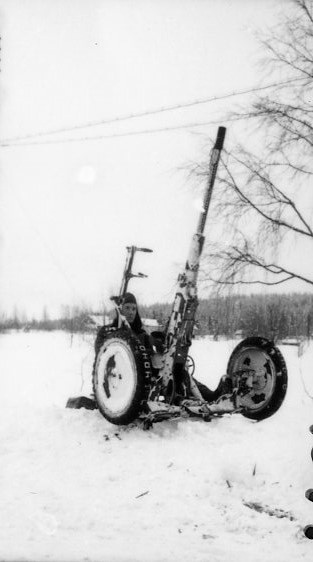Automatkanon m/1940, 20 mm, i rörlig luftvärnslavett.
