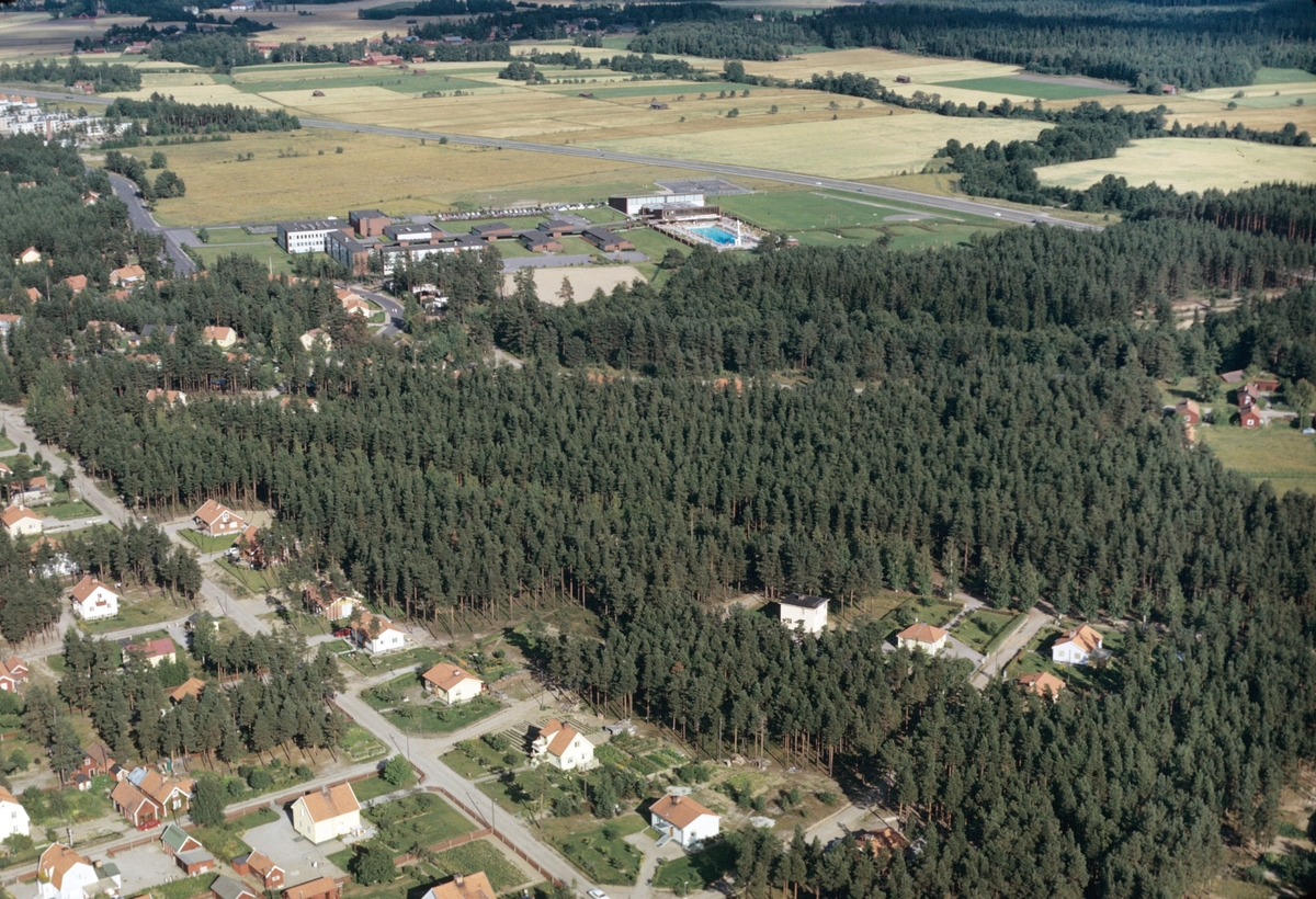 Vy över sportcentrum, Sofiedalskolan och småhus i Valbo