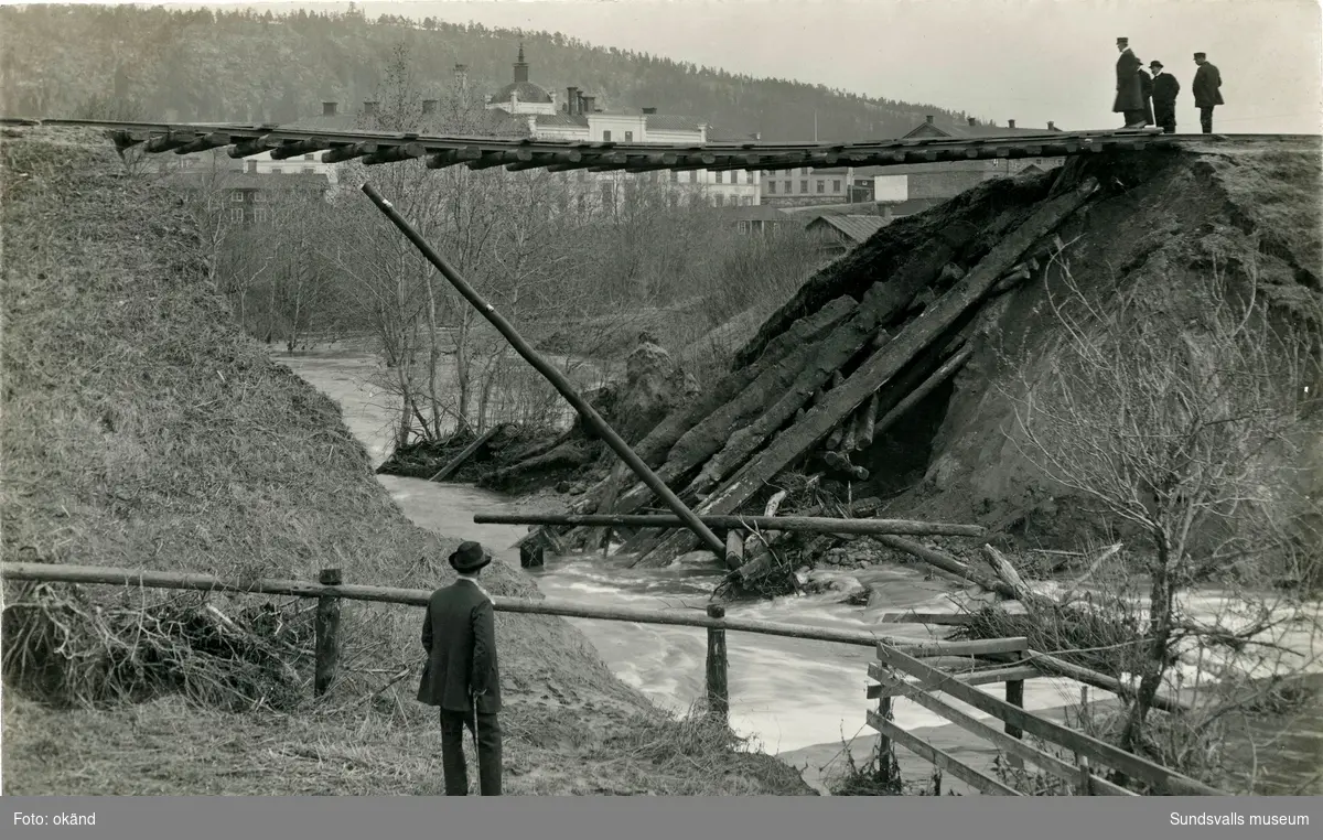 Parti av Sidsjöbäcken vid översvämningen 1919. Järnvägsrälsen hänger i luften vid den underminerade järnvägsbron. Grönborgs bryggeri bakgrunden.