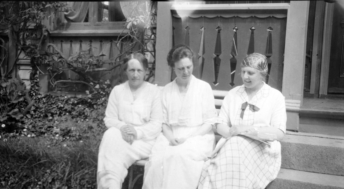 Rebekka, Elisabeth og Hilda Sundt sitter på trappen utenfor Halfdan Sundts hus i Stavern.