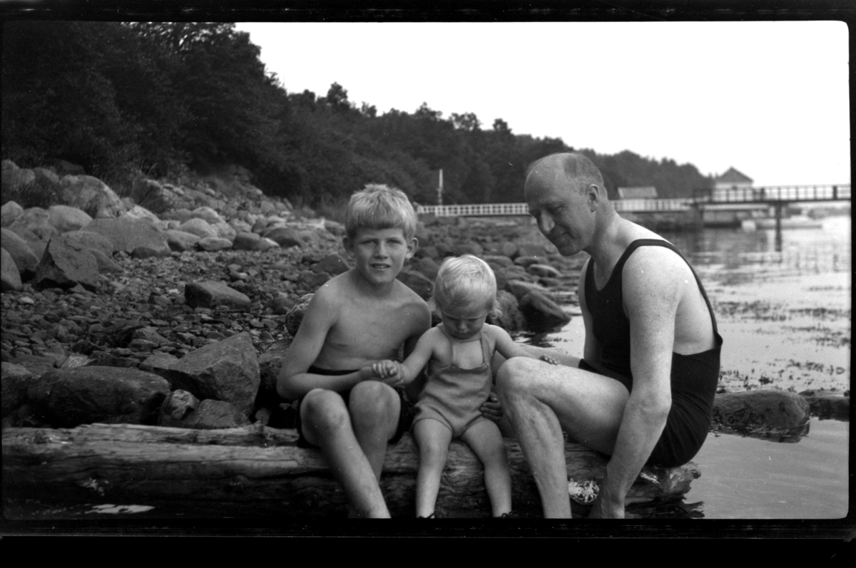 Rolf Sundt Sr. med sønnene Rolf Jr. og Lars Peter på stranden ved Flaskebekk på Nesodden. Fotografert 1931.
