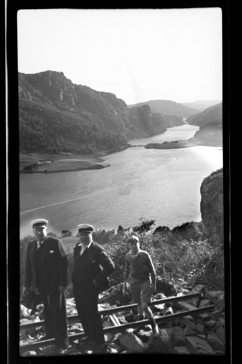 Christen Reymert, Finn og Norman Sundt på et veianlegg på Ingersjå, mot Hanesund. Fotografert 1936.