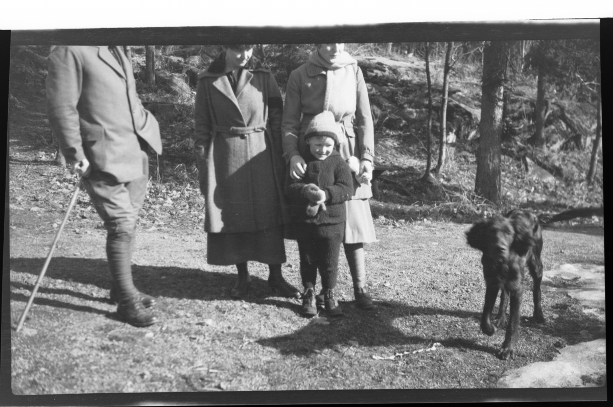 Julius Sundt og hunden Rollo står sammen med tre hodeløse personer, Villa Knyggen. Fotografert ca. 1921.