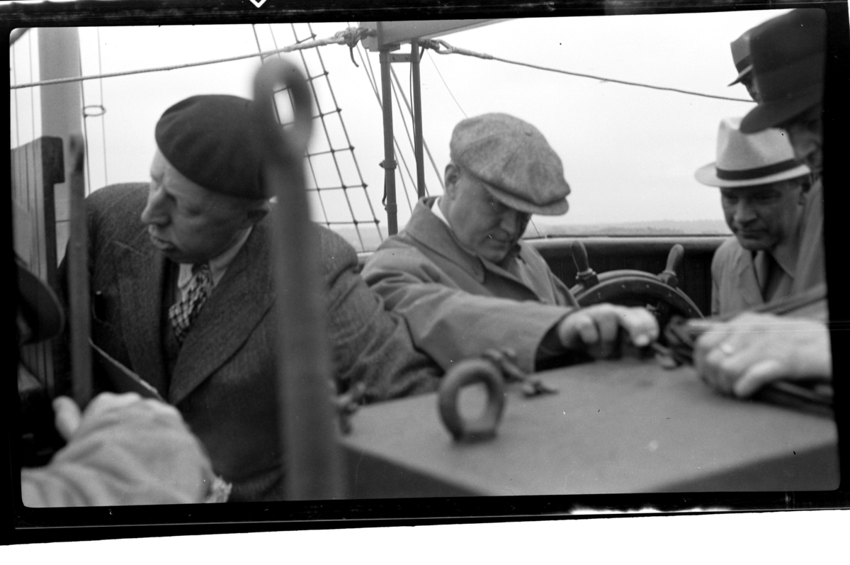 Flere ukjente menn ombord i en dampbåt. Fotografert 1938.