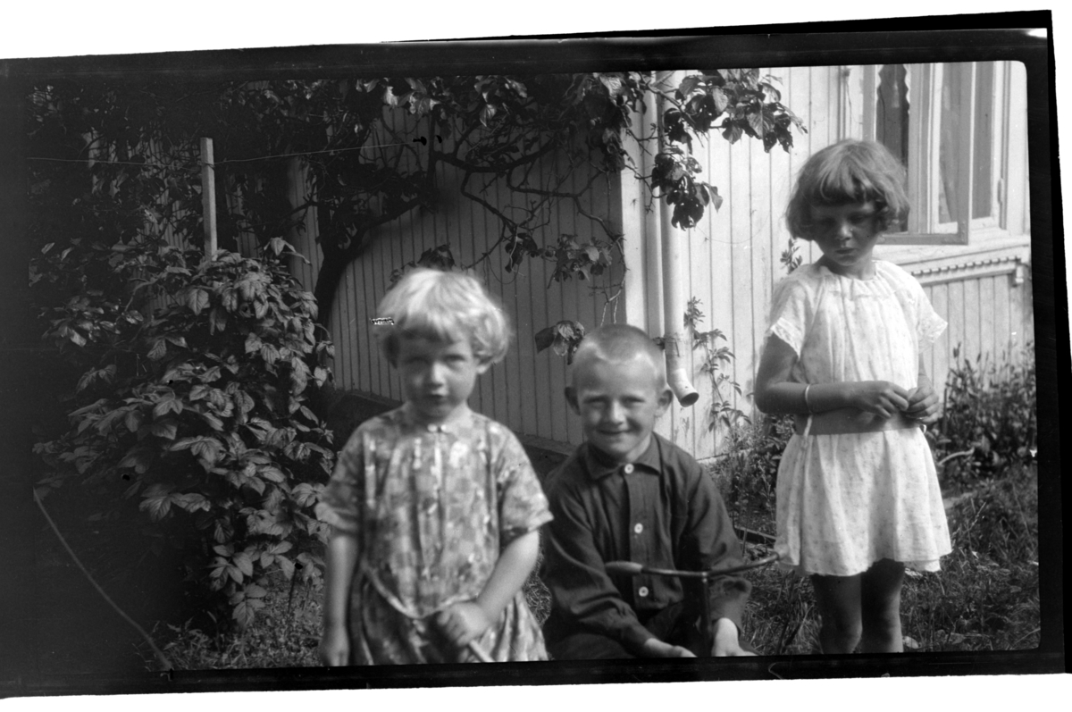 Rolf Sundt Jr. og to ukente barn i hage, Slagen i Tønsberg. Fotografert 1925.