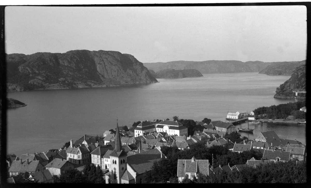 Utsikt fra Varbakk over Farsund mot Knyggen. Fotografert ca. 1930.