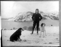 Peter B. D. Sundt står sammen med to hunder på Sunde gård i 