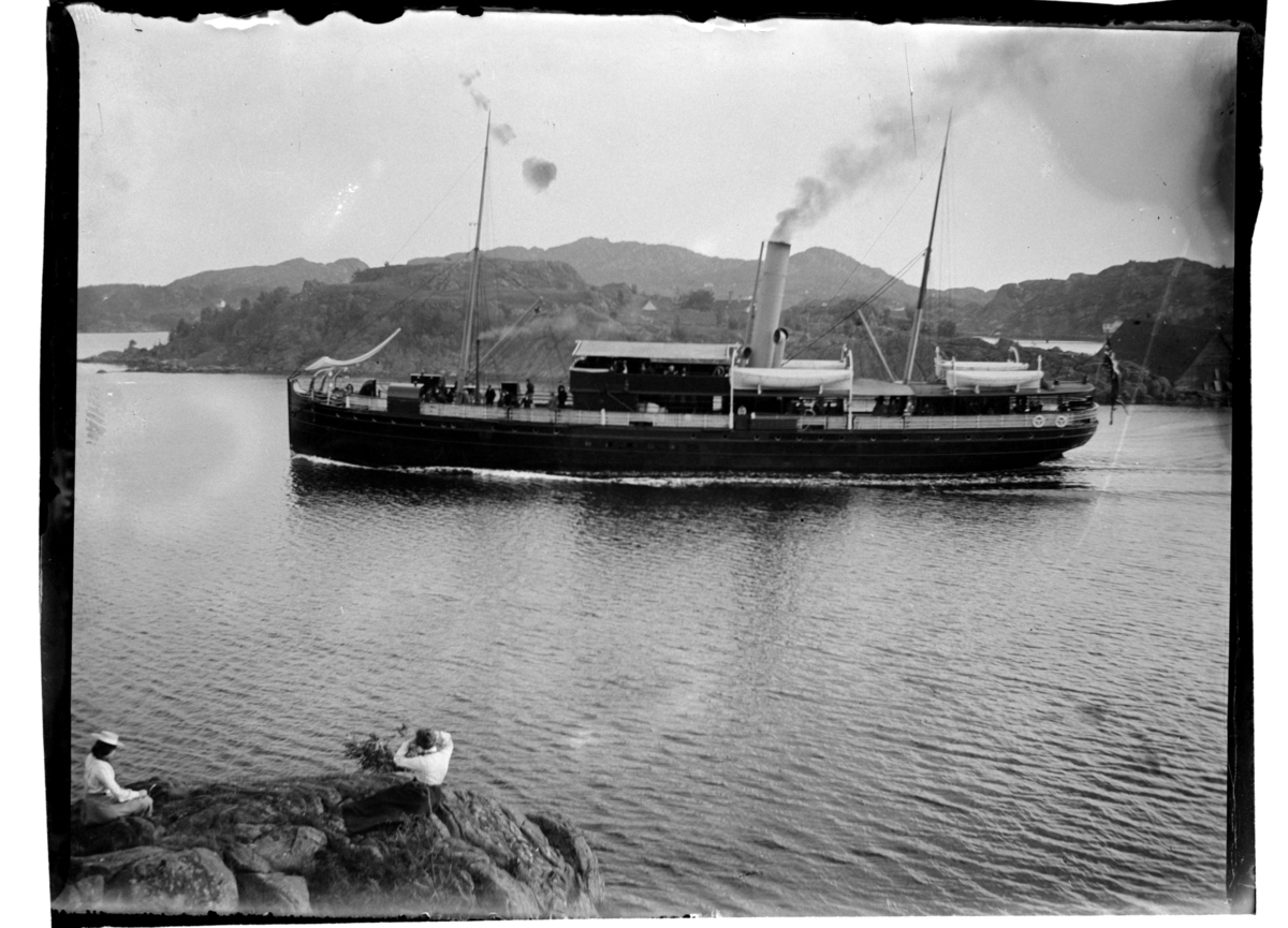 DS Kong Haakon II går mellom skjærene, Farsund. Fotografert 1903.