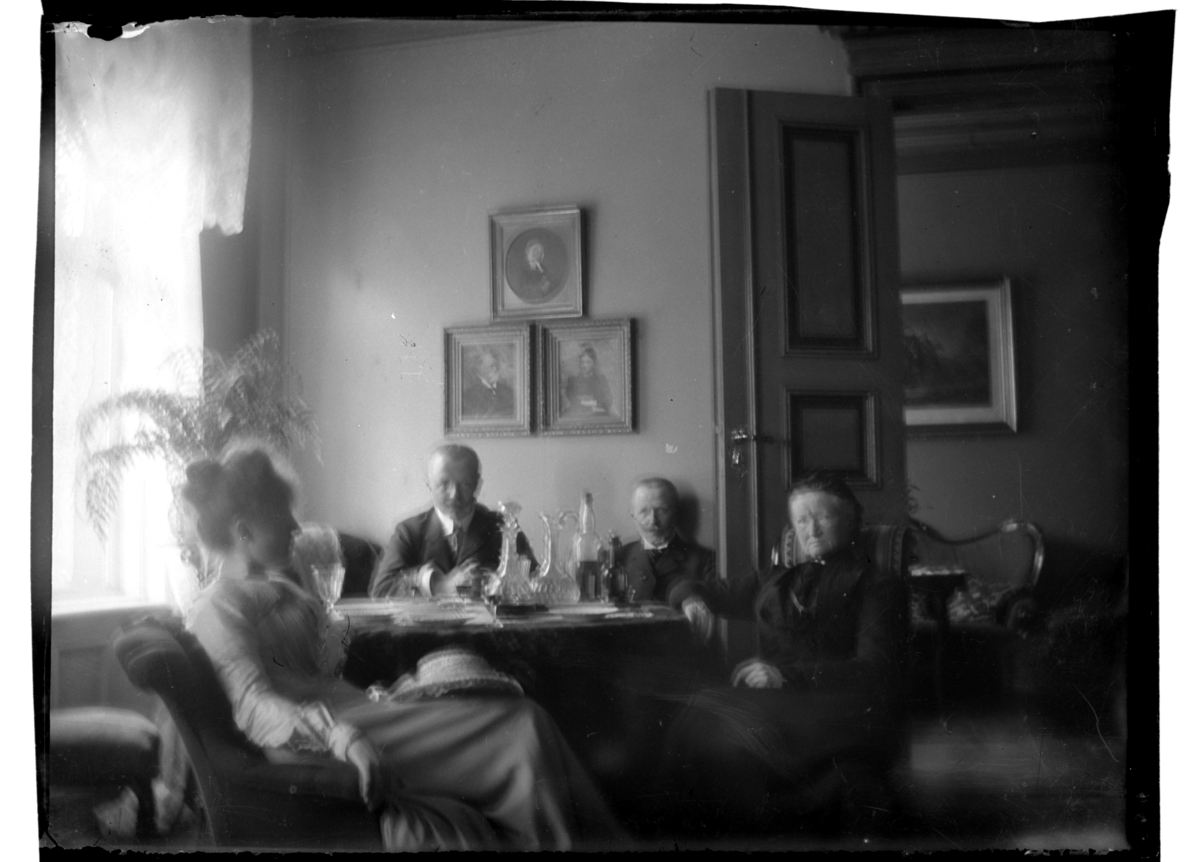 En søndag hos Anna Caroline (Lina) Sundt i Kristiania sammen med to av hennes bror Peter Sundts trillinger. Fotografert 1903-1904.