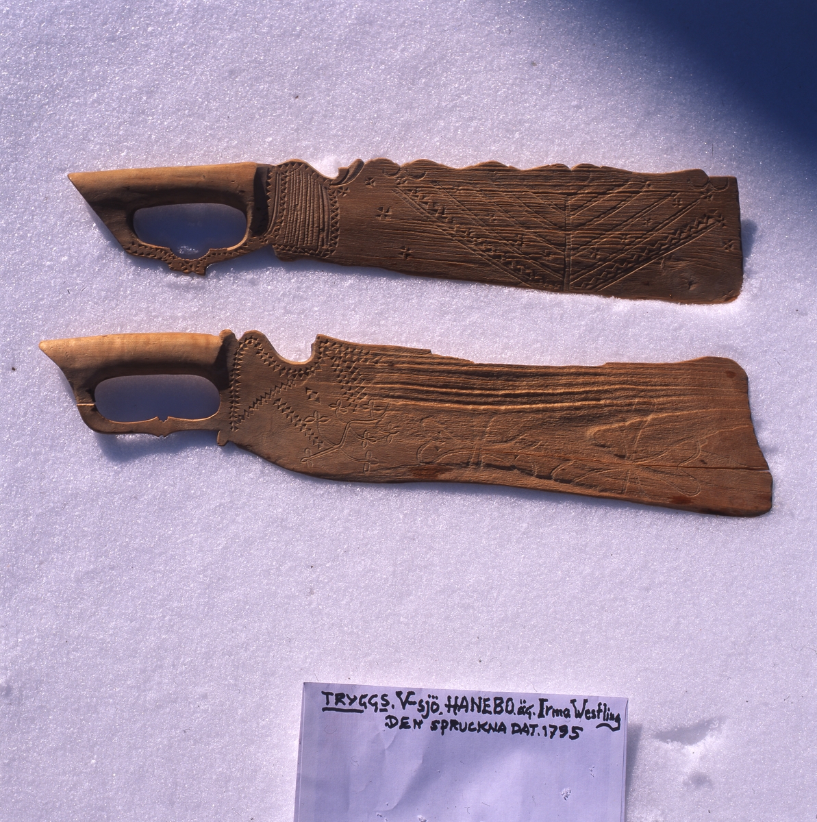 Snidade, omålade skäktknivar, Hanebo mars 2001.
Den spruckna är daterad till 1795, samma år som Rengsjö kyrka invigdes.