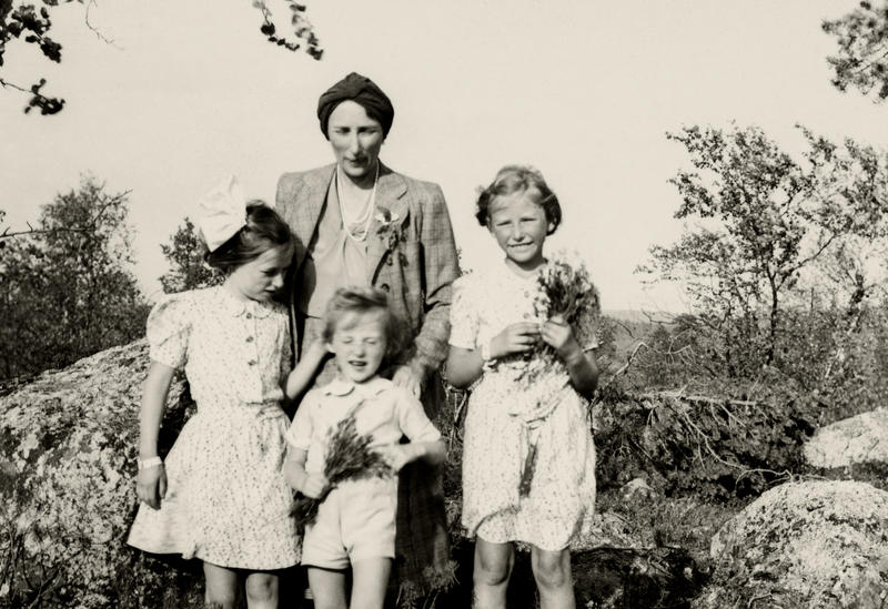Portrett av kronprinsesse Martha og barna hennes.