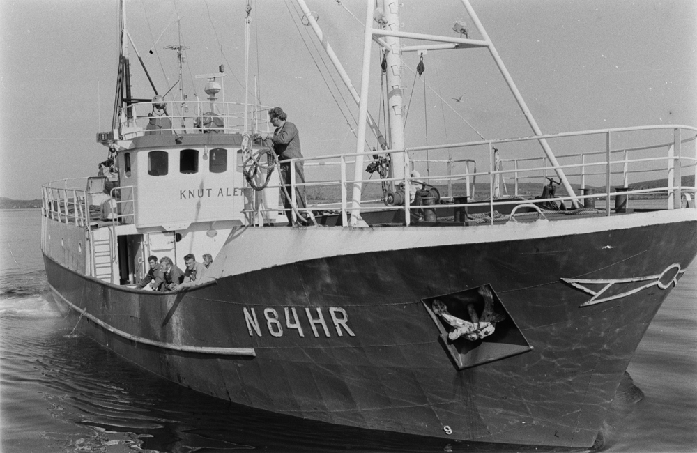Båten Knut Aleks kommer til kai i Husvær.