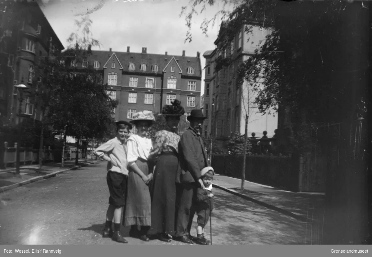 En gruppe mennesker, muligens en familie, fotografert på gaten, Oslo?
