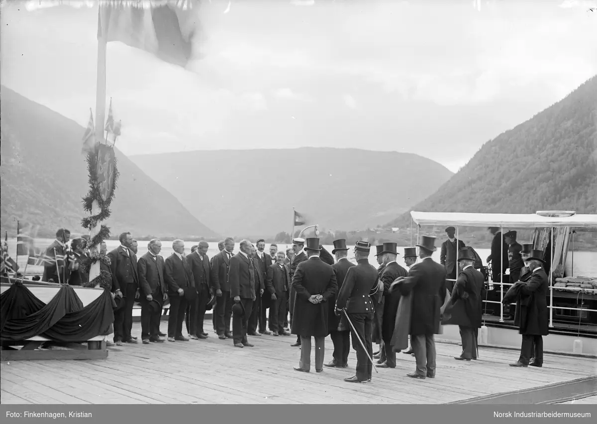 Mottakelse for Haakon VII på Mæl under åpningen av jernbanen i 1909.